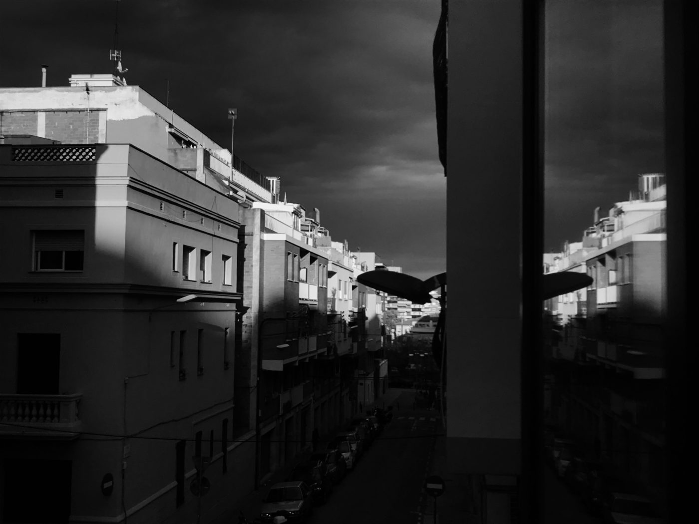 Fotografía realizada desde el interior de una habitación en tiempos de cuarentena obligatoria, Abril 2020 Barcelona,España. China Soler