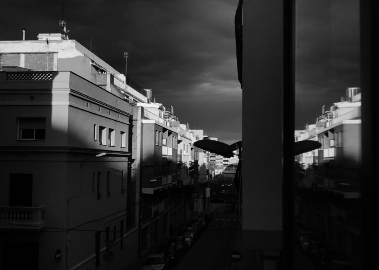 Fotografía realizada desde el interior de una habitación en tiempos de cuarentena obligatoria, Abril 2020 Barcelona,España. China Soler